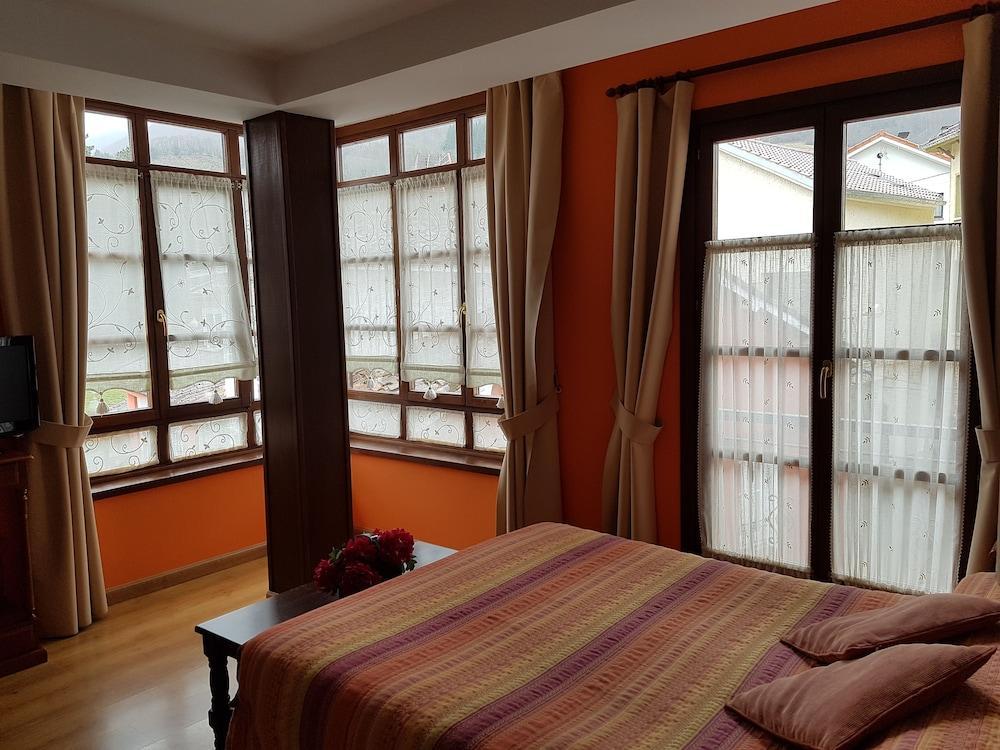 Hotel Rural La Plaza Caso Εξωτερικό φωτογραφία