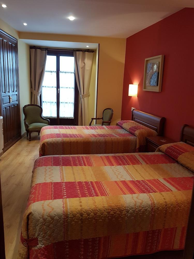 Hotel Rural La Plaza Caso Εξωτερικό φωτογραφία